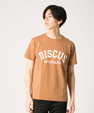 画像をギャラリービューアに読み込む, DISCUS（ディスカス） アーチロゴプリント Tシャツ メンズ 半袖
