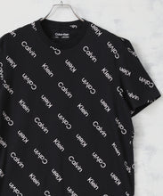 画像をギャラリービューアに読み込む, 【Calvin Klein/カルバンクライン】総柄ロゴパターン デザインTシャツ
